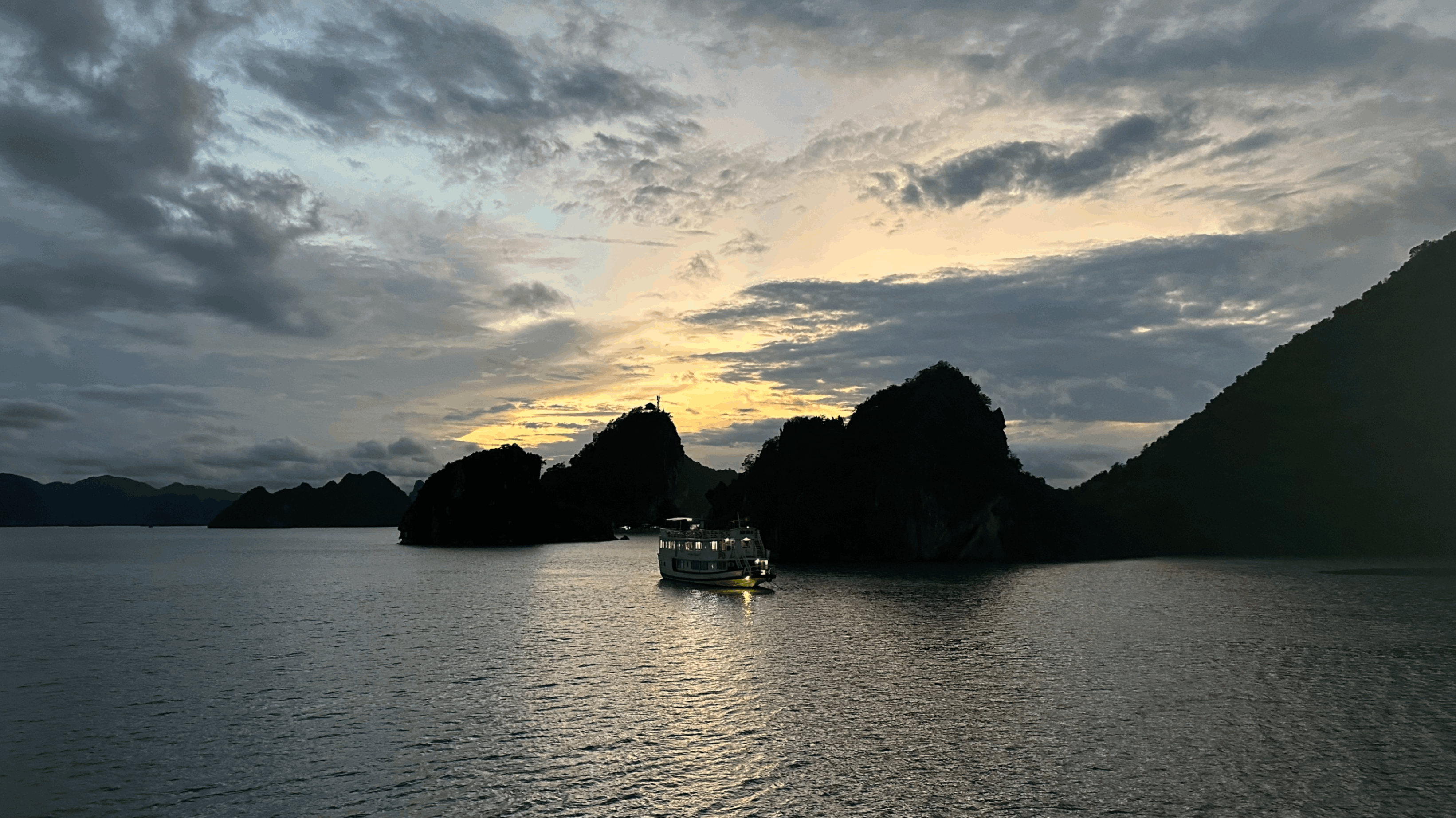 Sunset of the bay at Ha Long Bay in Vietnam