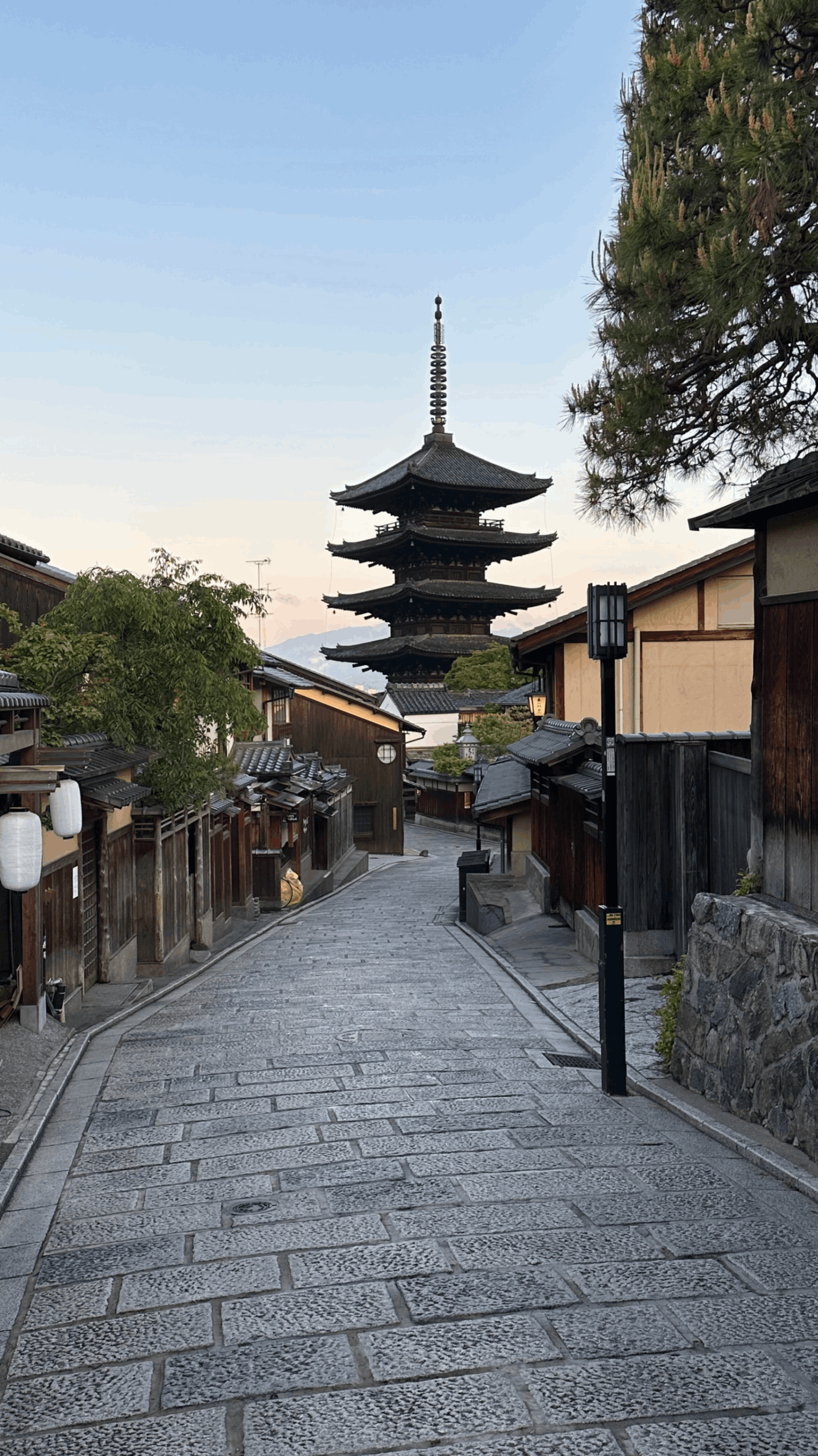 Sunrise photo of the Hōkan-ji Temple in Kyoto